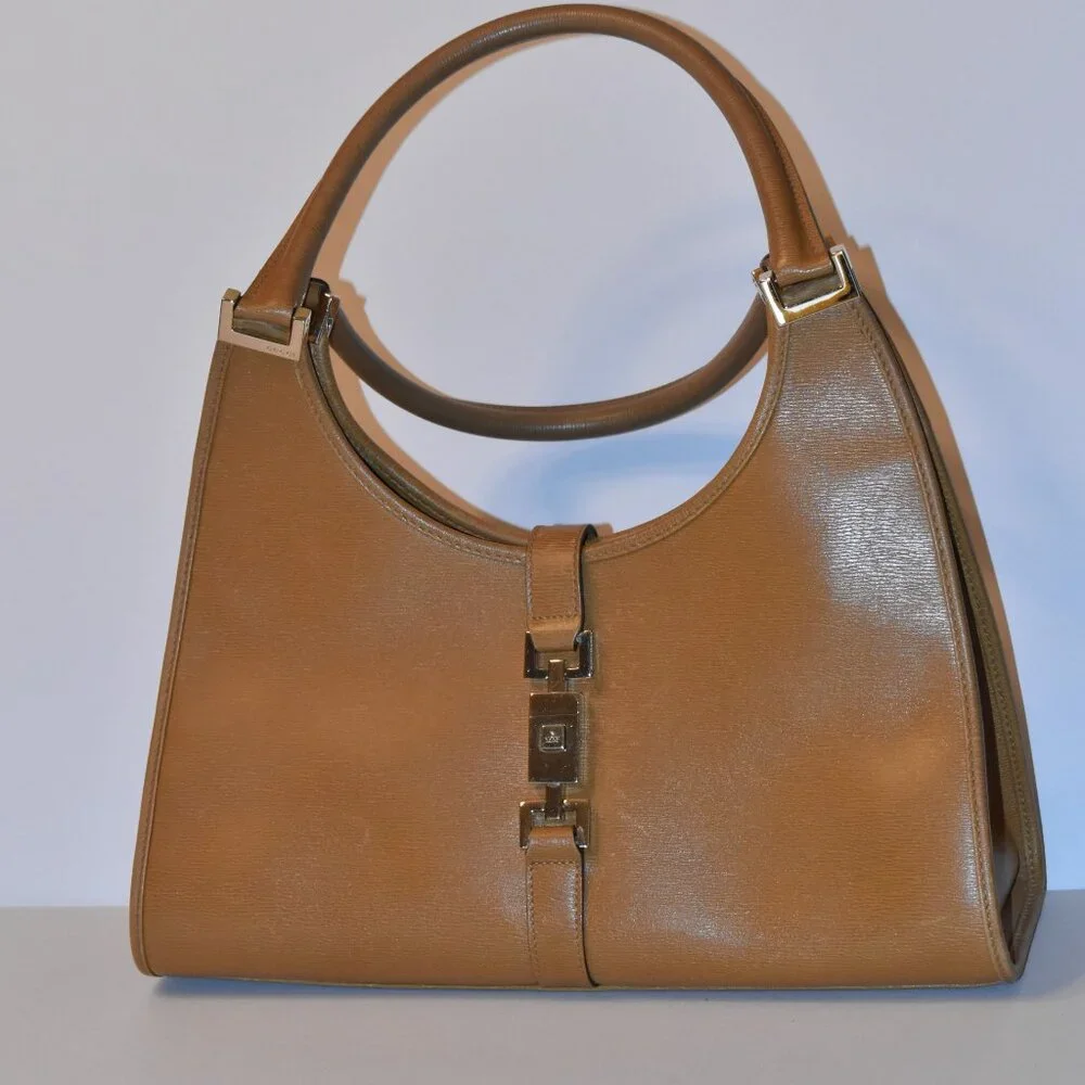 Vintage Gucci Bardo hobo bag in camel leather with the piston-lock closure